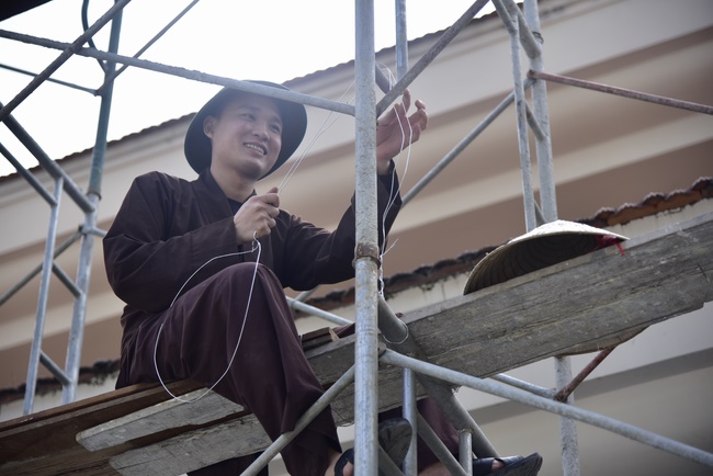 Công tác chuẩn bị đêm hoa đăng kỷ niệm đức Phật A-di-đà (phần 1)