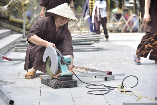 Công tác chuẩn bị đêm hoa đăng kỷ niệm đức Phật A-di-đà (phần 1)