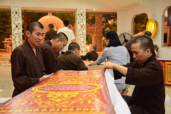 Công tác chuẩn bị đêm hoa đăng kỷ niệm đức Phật A-di-đà (phần 1)