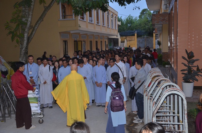 Prostrating the Buddha and offering ten pagodas on the traditional New Year