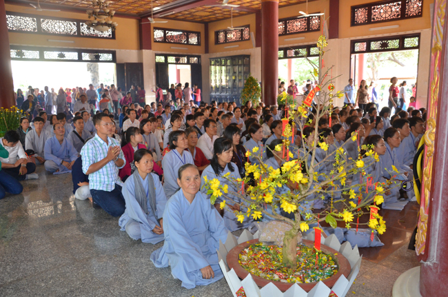 Prostrating the Buddha and offering ten pagodas on the traditional New Year