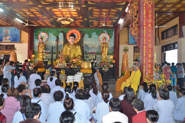 Prostrating the Buddha and offering ten pagodas on the traditional New Year