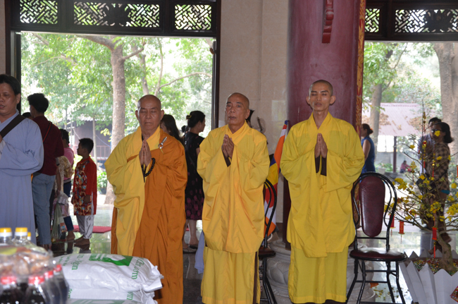 Prostrating the Buddha and offering ten pagodas on the traditional New Year