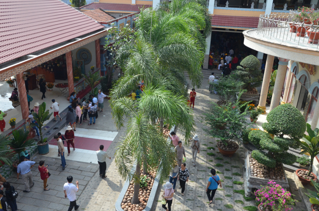 Prostrating the Buddha and offering ten pagodas on the traditional New Year