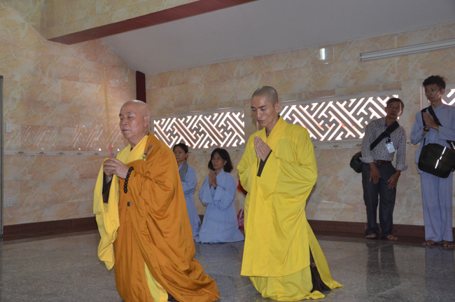 Prostrating the Buddha and offering ten pagodas on the traditional New Year