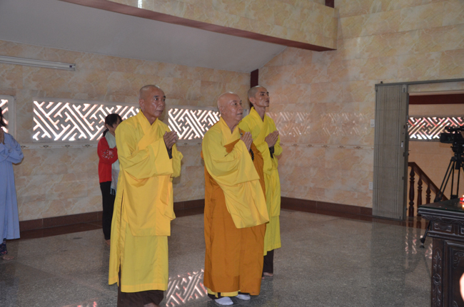 Prostrating the Buddha and offering ten pagodas on the traditional New Year