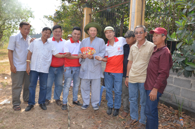 Prostrating the Buddha and offering ten pagodas on the traditional New Year