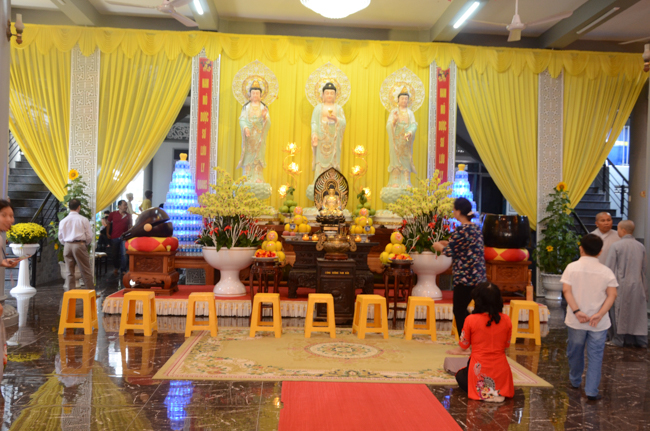 Prostrating the Buddha and offering ten pagodas on the traditional New Year