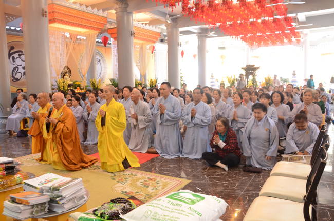Prostrating the Buddha and offering ten pagodas on the traditional New Year