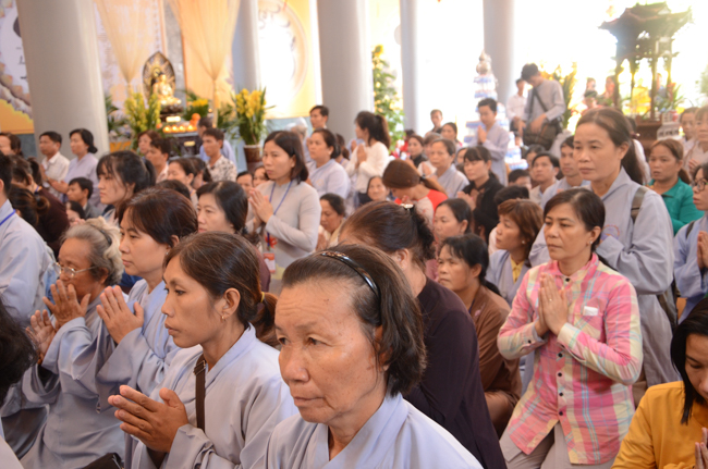 Prostrating the Buddha and offering ten pagodas on the traditional New Year