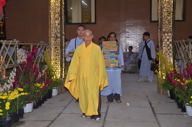 Prostrating the Buddha and offering ten pagodas on the traditional New Year