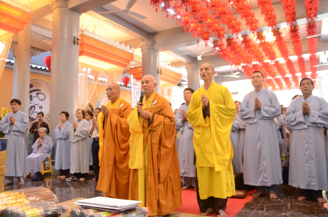 Prostrating the Buddha and offering ten pagodas on the traditional New Year