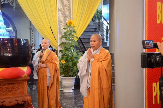 Prostrating the Buddha and offering ten pagodas on the traditional New Year