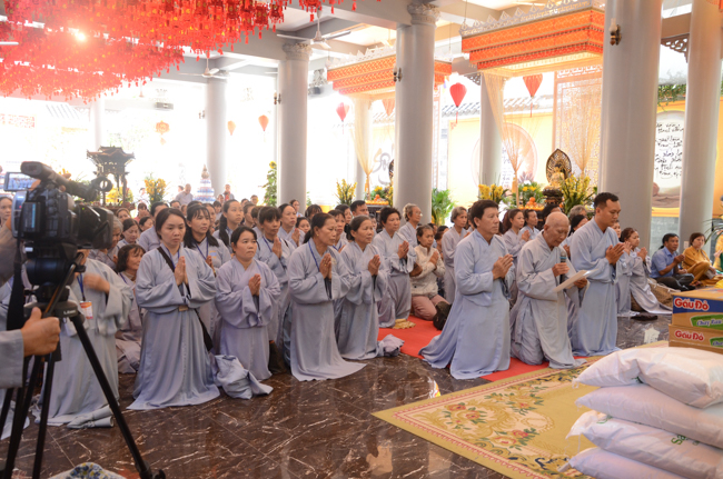 Prostrating the Buddha and offering ten pagodas on the traditional New Year