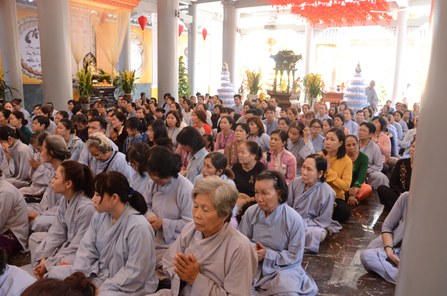 Prostrating the Buddha and offering ten pagodas on the traditional New Year