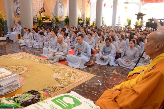 Prostrating the Buddha and offering ten pagodas on the traditional New Year