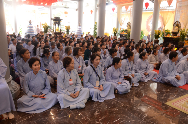 Prostrating the Buddha and offering ten pagodas on the traditional New Year