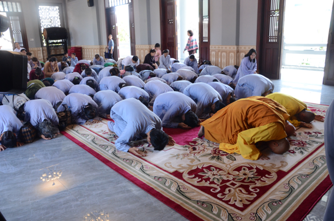 Prostrating the Buddha and offering ten pagodas on the traditional New Year