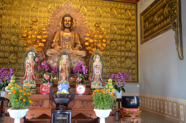 Prostrating the Buddha and offering ten pagodas on the traditional New Year