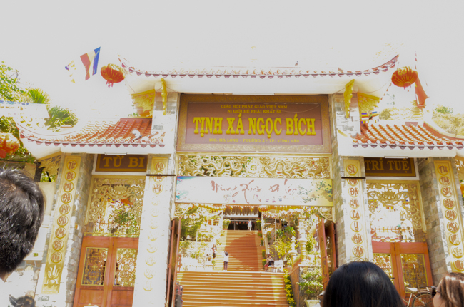 Prostrating the Buddha and offering ten pagodas on the traditional New Year