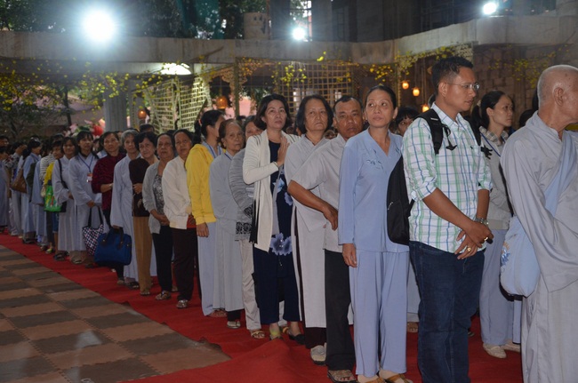 Prostrating the Buddha and offering ten pagodas on the traditional New Year
