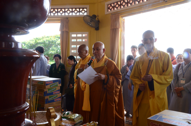 Prostrating the Buddha and offering ten pagodas on the traditional New Year