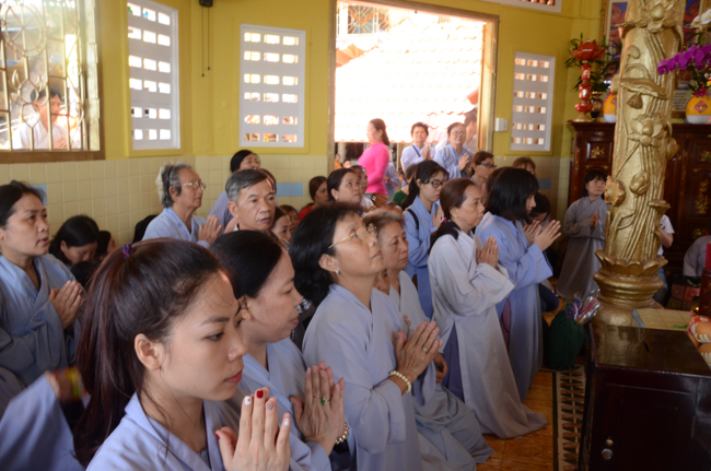 Prostrating the Buddha and offering ten pagodas on the traditional New Year
