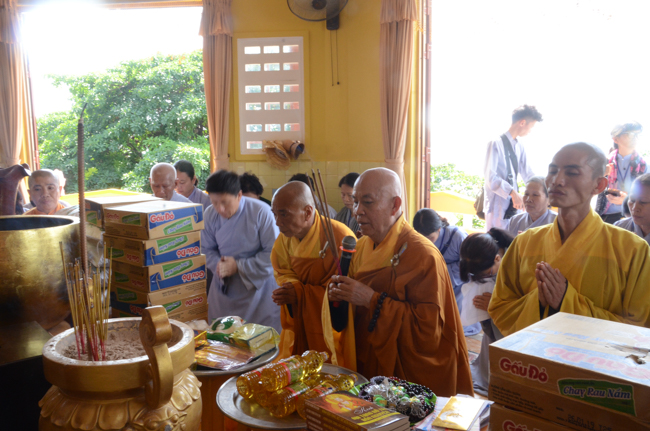 Prostrating the Buddha and offering ten pagodas on the traditional New Year