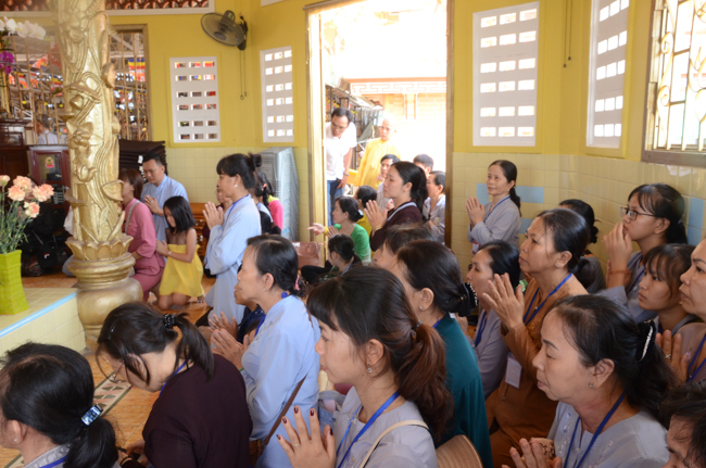 Prostrating the Buddha and offering ten pagodas on the traditional New Year