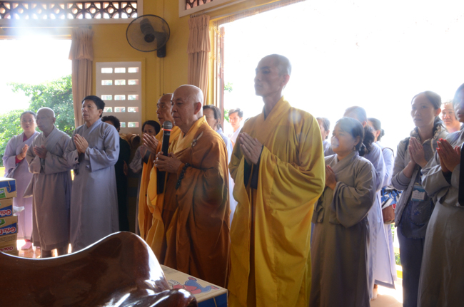 Prostrating the Buddha and offering ten pagodas on the traditional New Year
