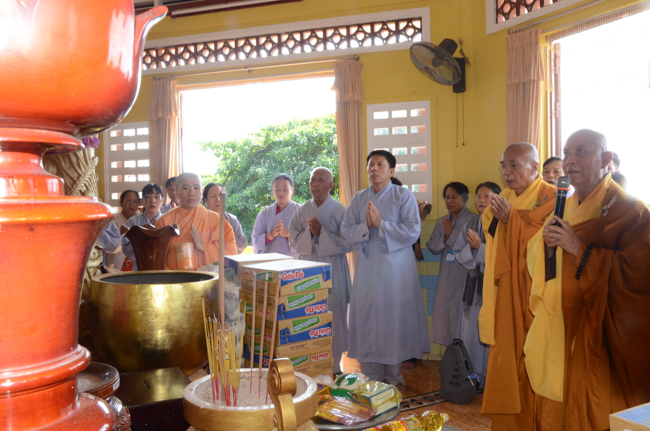 Prostrating the Buddha and offering ten pagodas on the traditional New Year