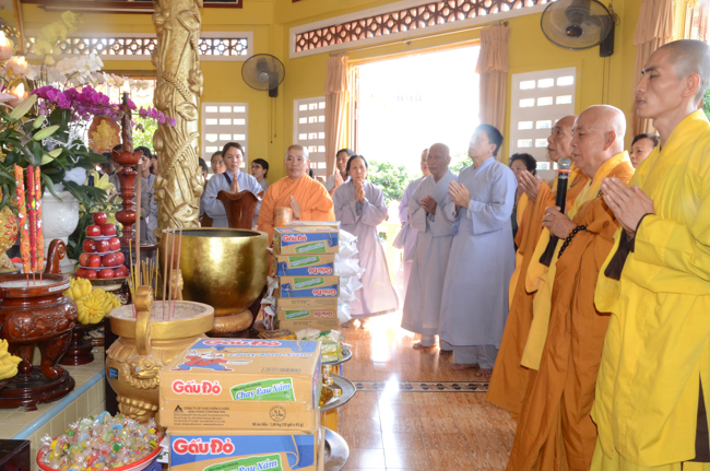 Prostrating the Buddha and offering ten pagodas on the traditional New Year