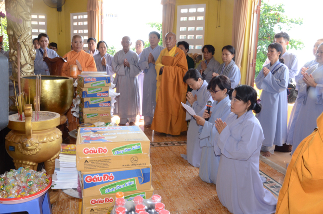 Prostrating the Buddha and offering ten pagodas on the traditional New Year