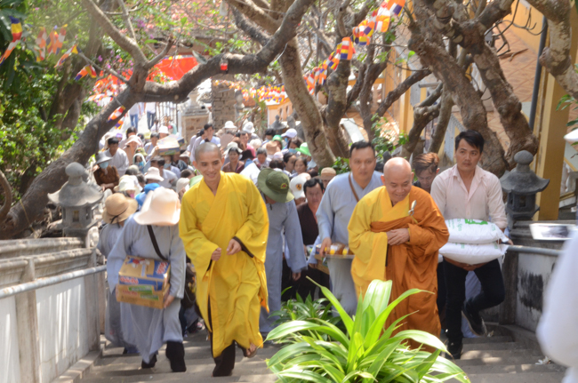 Prostrating the Buddha and offering ten pagodas on the traditional New Year