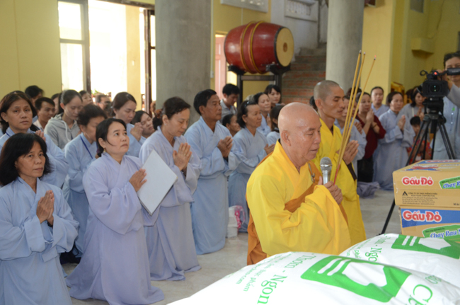 Prostrating the Buddha and offering ten pagodas on the traditional New Year