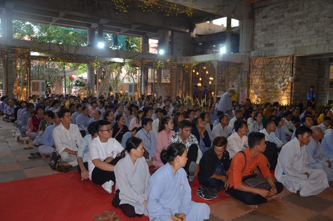 Prostrating the Buddha and offering ten pagodas on the traditional New Year