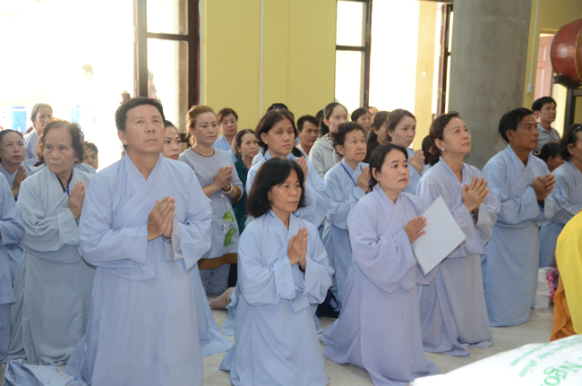 Prostrating the Buddha and offering ten pagodas on the traditional New Year