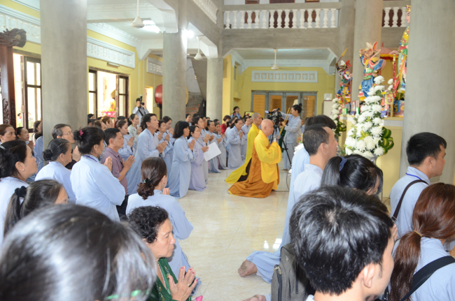 Prostrating the Buddha and offering ten pagodas on the traditional New Year