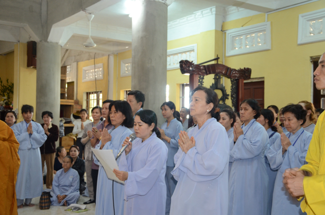 Prostrating the Buddha and offering ten pagodas on the traditional New Year