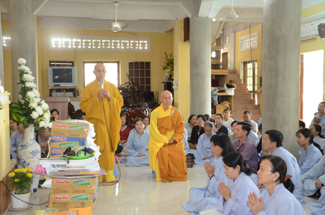 Prostrating the Buddha and offering ten pagodas on the traditional New Year