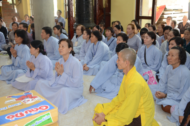 Prostrating the Buddha and offering ten pagodas on the traditional New Year