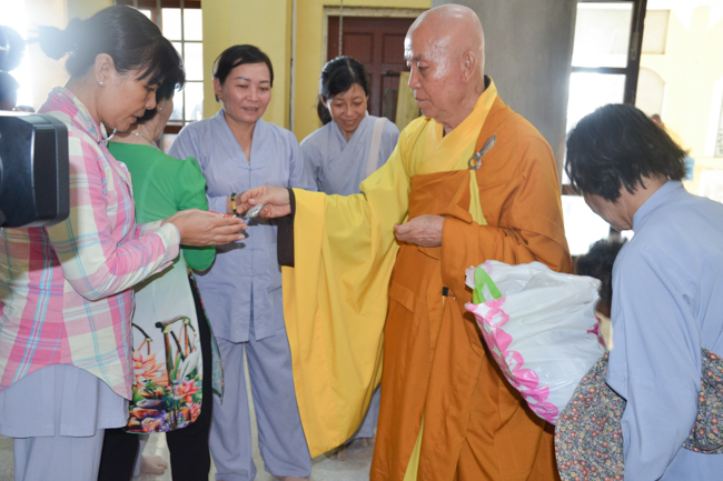 Prostrating the Buddha and offering ten pagodas on the traditional New Year