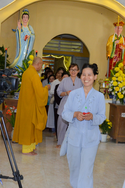 Prostrating the Buddha and offering ten pagodas on the traditional New Year