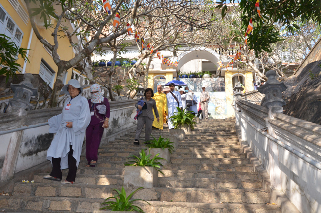 Prostrating the Buddha and offering ten pagodas on the traditional New Year