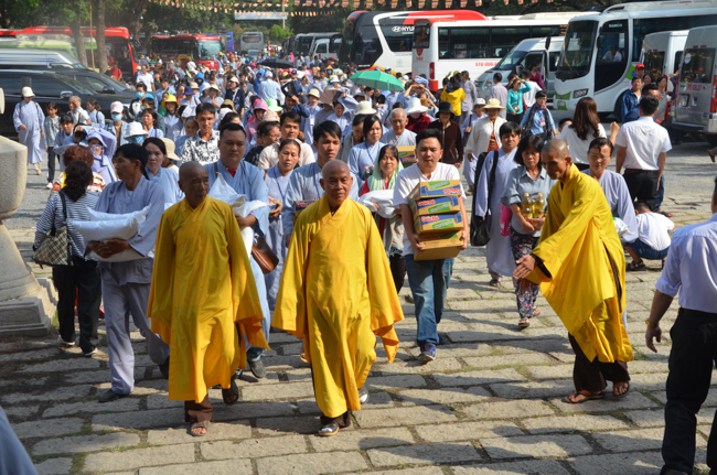 Prostrating the Buddha and offering ten pagodas on the traditional New Year