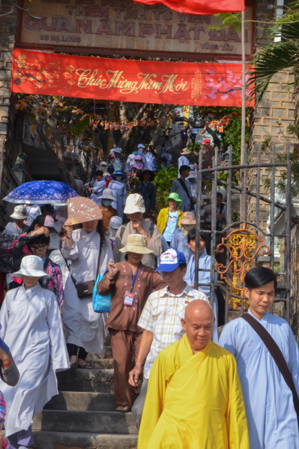 Prostrating the Buddha and offering ten pagodas on the traditional New Year