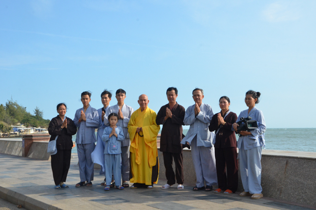 Prostrating the Buddha and offering ten pagodas on the traditional New Year