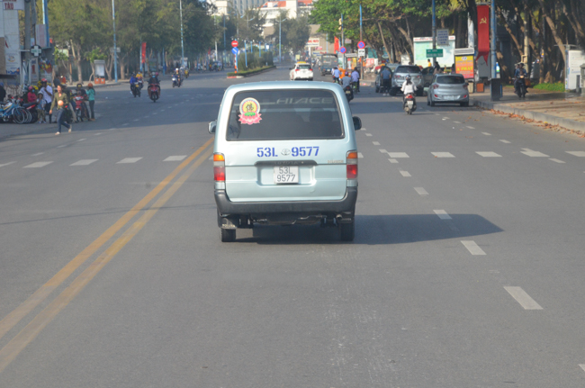Prostrating the Buddha and offering ten pagodas on the traditional New Year