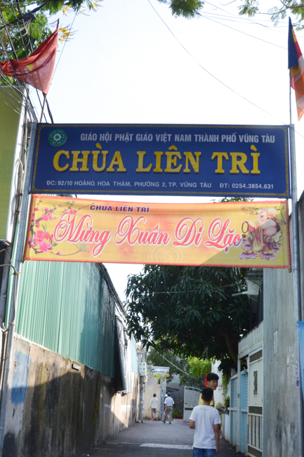Prostrating the Buddha and offering ten pagodas on the traditional New Year