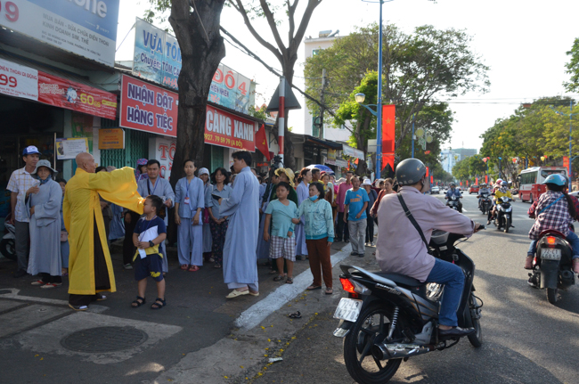 Prostrating the Buddha and offering ten pagodas on the traditional New Year